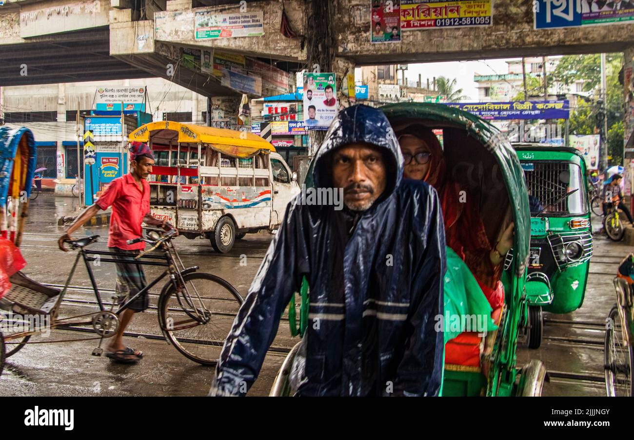 Die Lebensweise der Straßenmenschen während der Regenzeit. Stadtmenschen warten auf den Regen, da das Wetter so warm ist. Dieses Foto wurde am 2022-07-20, Stockfoto