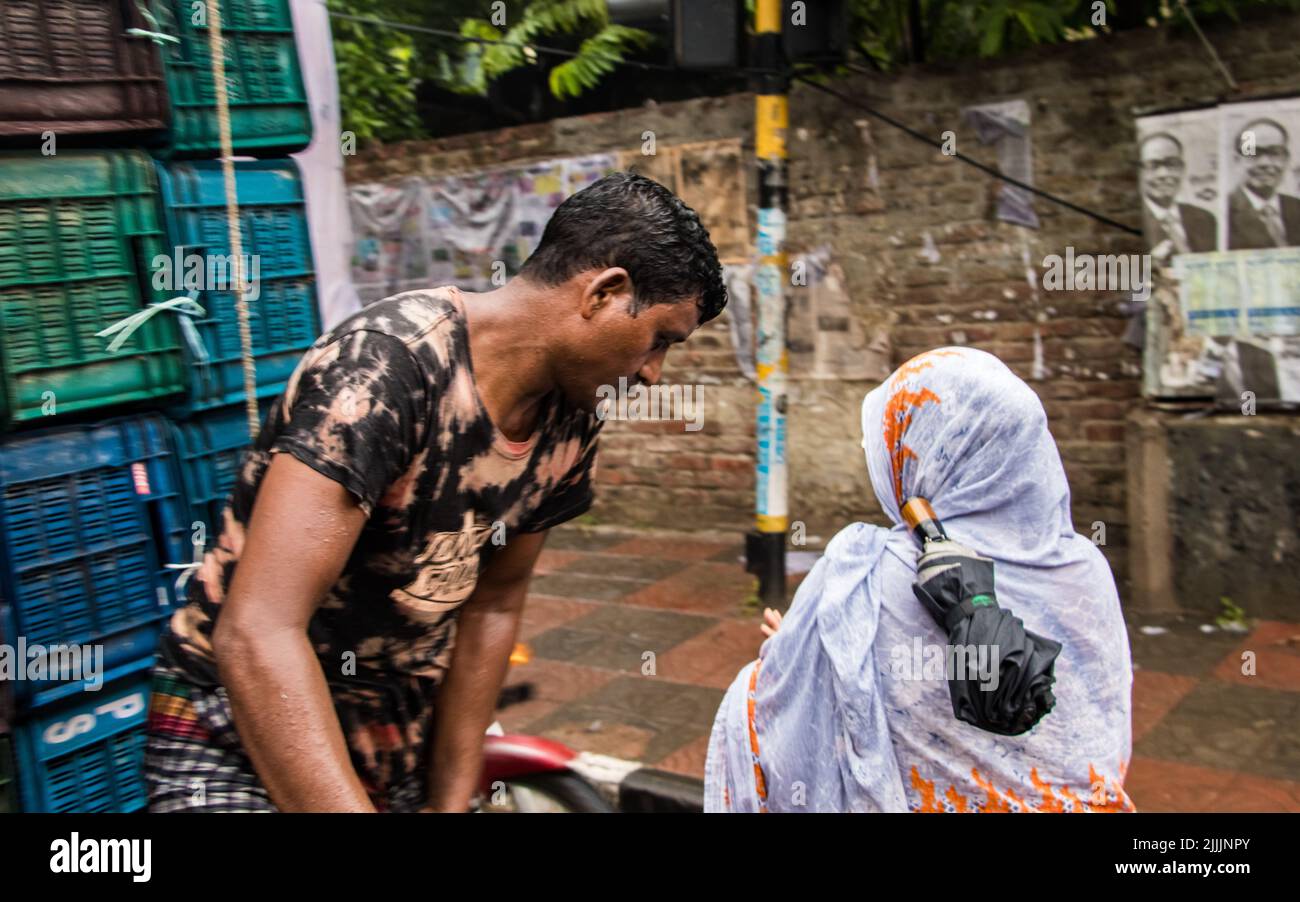 Die Lebensweise der Straßenmenschen während der Regenzeit. Stadtmenschen warten auf den Regen, da das Wetter so warm ist. Dieses Foto wurde am 2022-07-20, Stockfoto