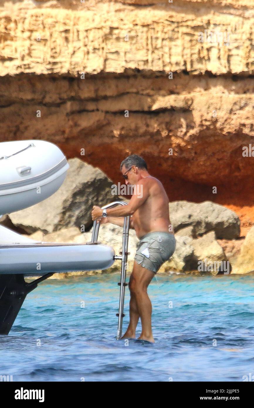 Obligatorisch, Obligatorisch. 27.. Juli 2022. Formentera. Nicolas Sarkozy und Carla Bruni zu Gast auf Christian Claviers Boot Kredit: Unabhängige Fotoagentur/Alamy Live News Stockfoto