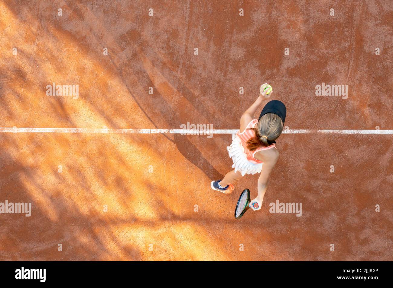 Tennis Mädchen Spieler Training am Sommertag auf dem Platz Stockfoto