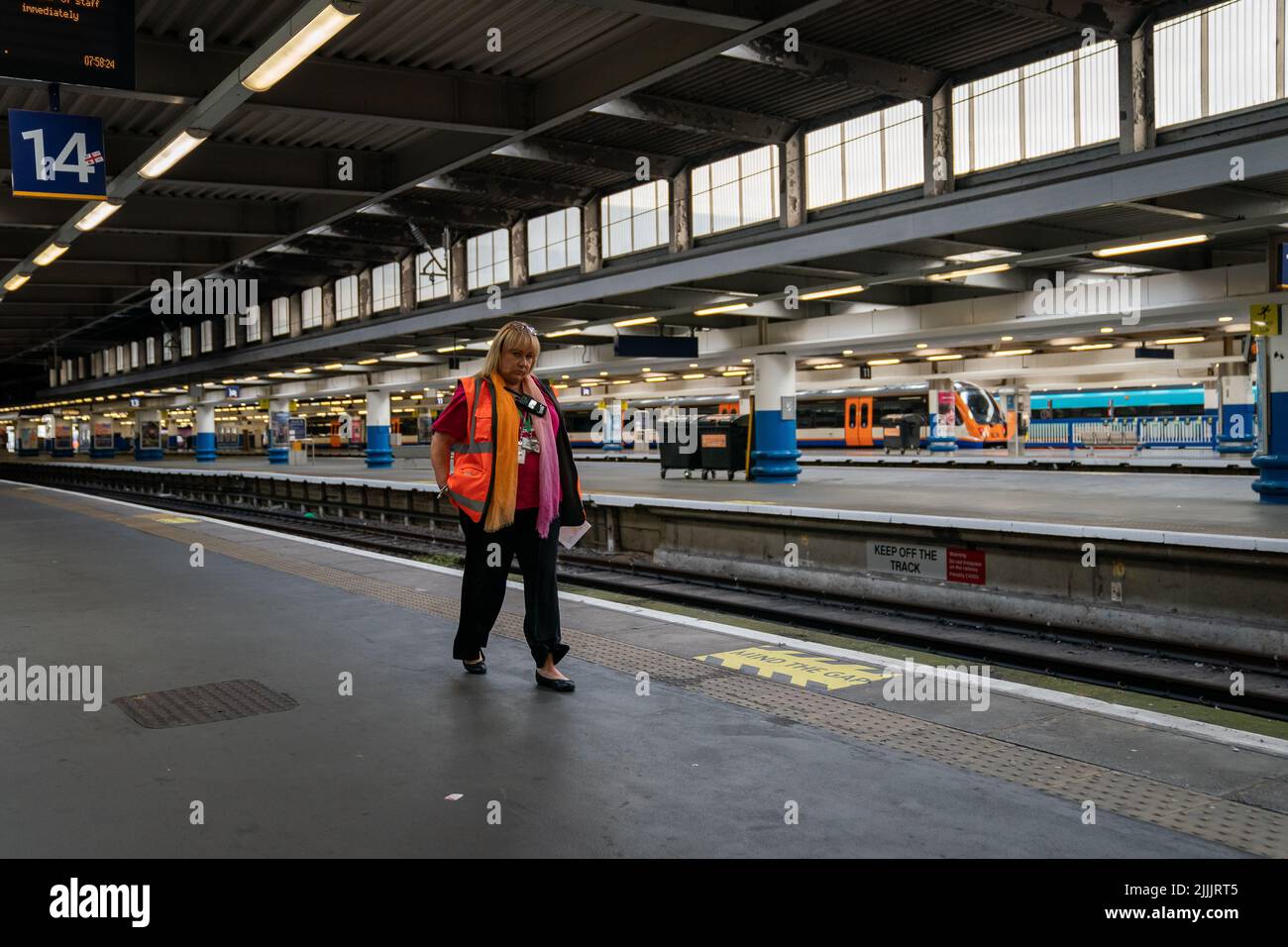 Leere Bahnsteige während der Hauptverkehrszeit am Bahnhof Euston in London, da Mitglieder der Gewerkschaft Rail, Maritime and Transport Union (GMT) und der Vereinigung der Angestellten im Transportwesen (TSSA) an einem neuen Streik über Arbeitsplätze, Bezahlung und Bedingungen teilnehmen. Bilddatum: Mittwoch, 27. Juli 2022. Stockfoto