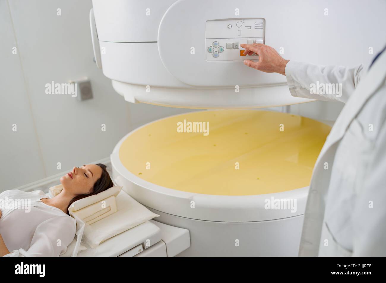 Die Patientin ist bereit, in der Klinik Magnetresonanztomographie-MRT oder CT-Scans durchzuführen Stockfoto