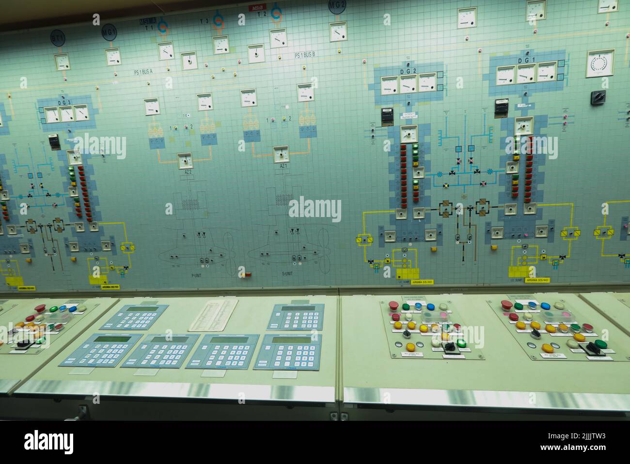 Armaturenbrett im Schiffsmaschinenraum mit vielen Böden, Anzeigen, kleinen Anzeigelampen und Schaltplänen von Motoren und Generatoren, Voltmetern, Amperemeten Stockfoto