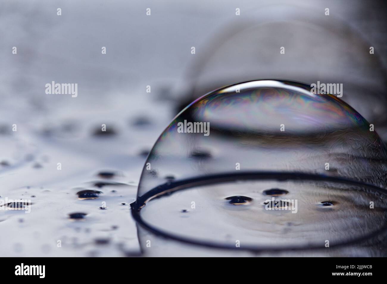 Fotografie von Blasen auf einer flachen Oberfläche; abstrakte Formen, Blase, Flüssigkeit, für die Verwendung als Computer-Hintergrund, Telefon Hintergrund, oder in einem digitalen Thema. Stockfoto