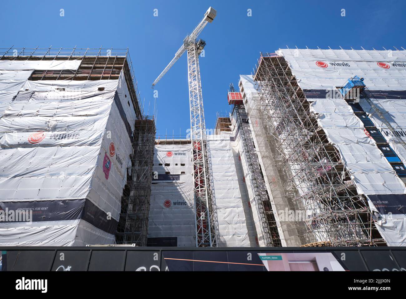 In der Innenstadt werden neue Wohnhäuser gebaut, die alle in Weiß gehüllt sind. In Cardiff, Wales, Vereinigtes Königreich. Stockfoto