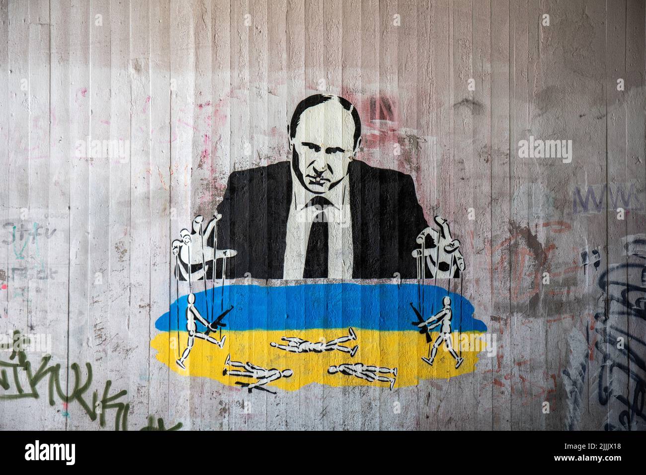 Straßenkunst nur für redaktionelle Zwecke. Wandgraffiti oder Stencil-Graffiti von Putin als Puppenspieler von Plan B. Helsinki, Finnland. Stockfoto
