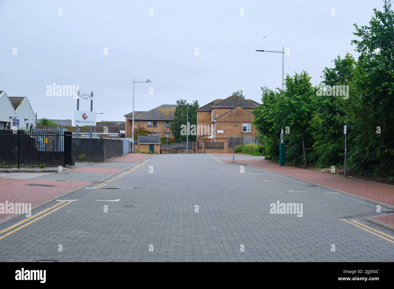 Eine typische, typische Straße mit gemauerten Wohngebäuden an einem grauen, bewölkten, traurigen Tag. In Cardiff, Wales, Vereinigtes Königreich. Stockfoto