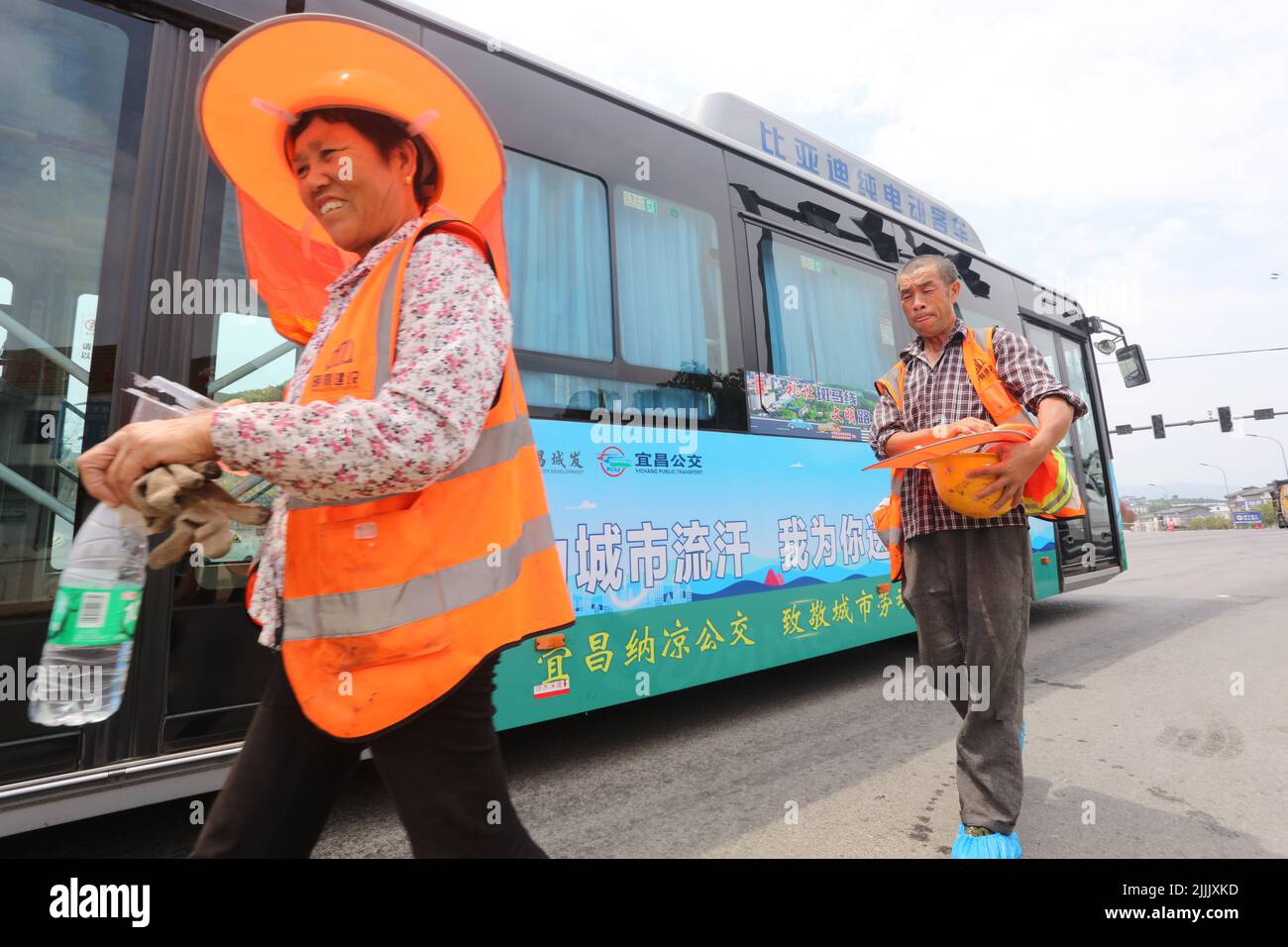 Yichang, Chinas Provinz Hubei. 16.. Juli 2022. Außendienstmitarbeiter verlassen einen klimatisierten Bus, nachdem sie eine Mittagspause in Yichang, der zentralchinesischen Provinz Hubei, gemacht haben, 16. Juli 2022. UM MIT „in ganz China: Klimatisierte Busse bieten Außenarbeitern Entlastung von der sengenden Hitze“ zu FAHREN.Quelle: Wu Yanling/Xinhua/Alamy Live News Stockfoto
