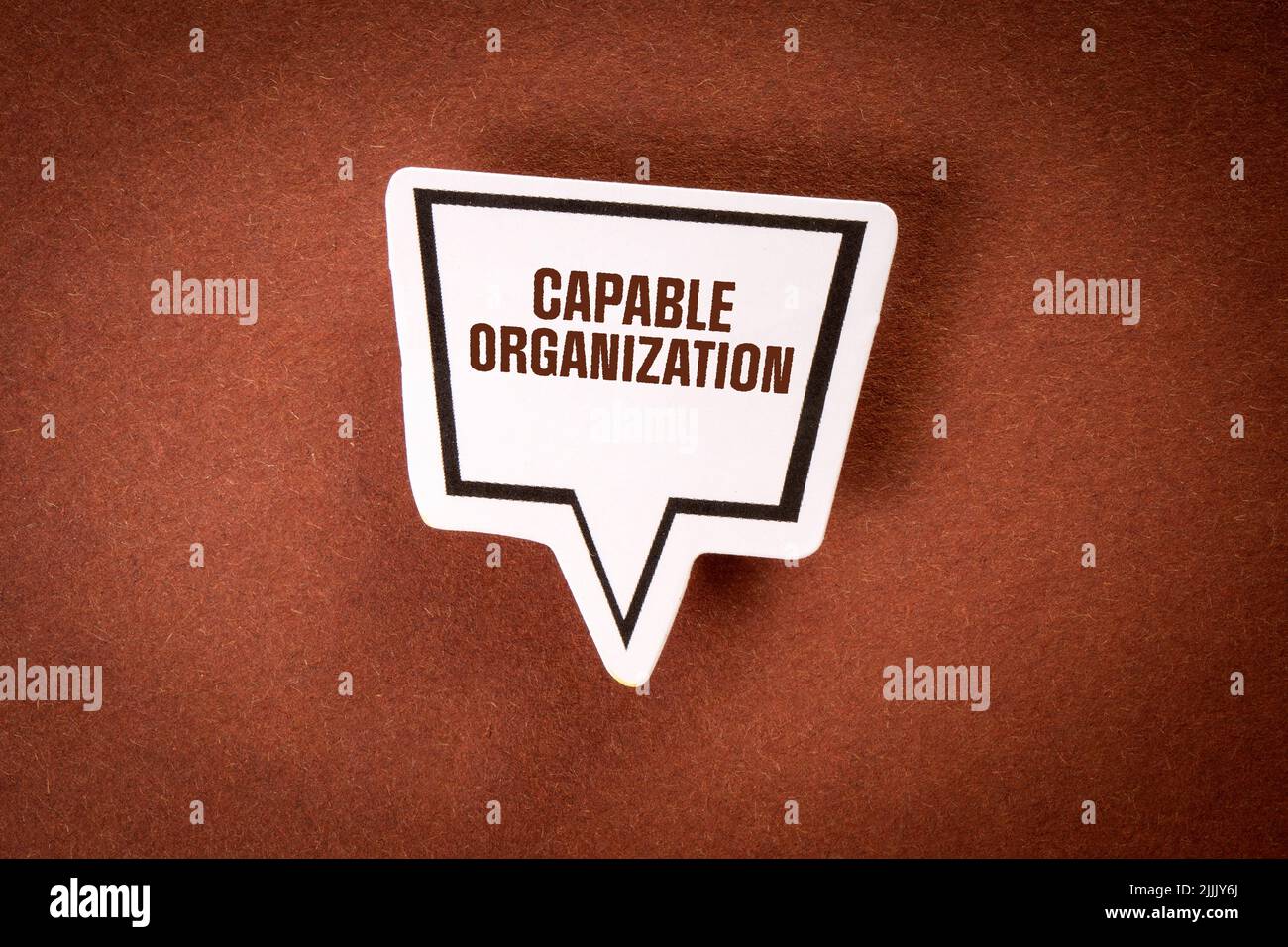 Fähige Organisation. Weiße Sprechblase mit Text auf braunem Hintergrund. Stockfoto