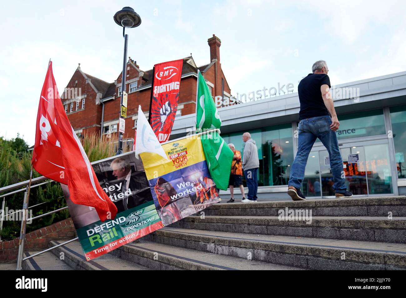 Mitglieder der Gewerkschaft Rail, Maritime and Transport (GMT) auf der Streiklinie vor dem Bahnhof Basingstoke, während Gewerkschaftsmitglieder an einem neuen Streik über Arbeitsplätze, Bezahlung und Bedingungen teilnehmen. Bilddatum: Mittwoch, 27. Juli 2022. Stockfoto