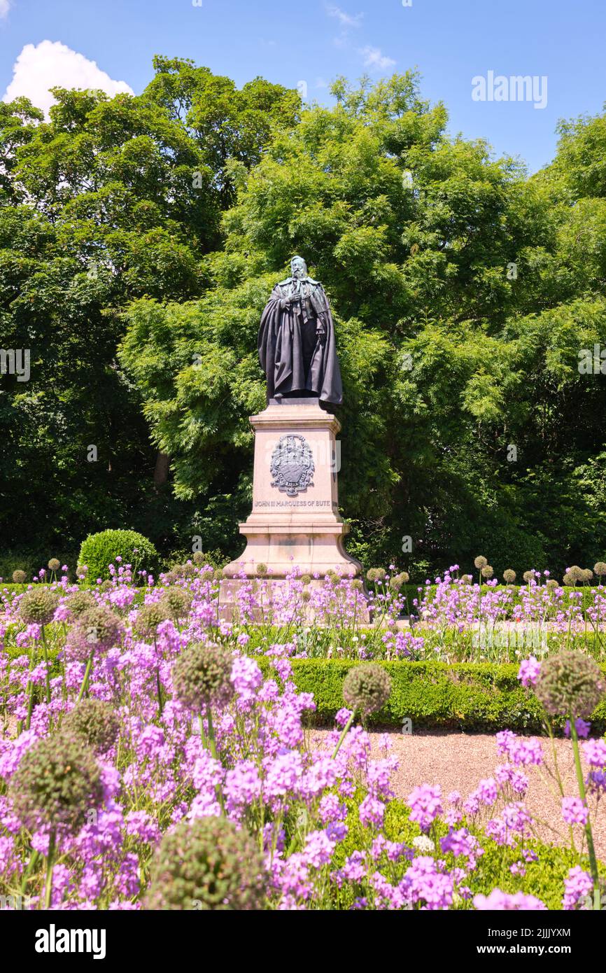 Eine Bronzestatue des stehenden Marquess Bute von John III. In einem öffentlichen Park. In Cardiff, Wales, Vereinigtes Königreich. Stockfoto