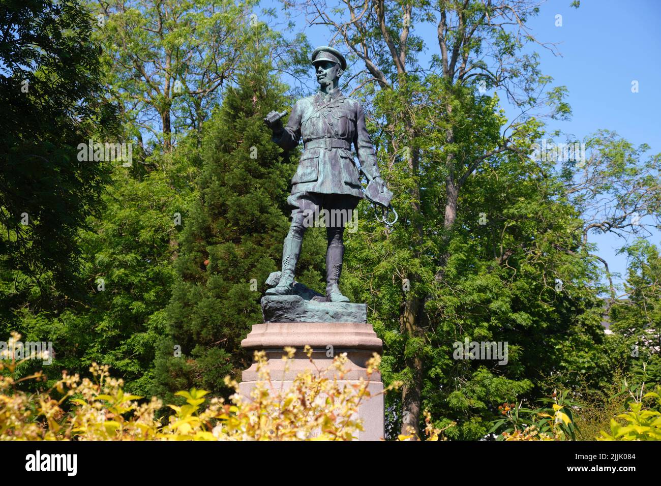 Eine stehende Bronzestatue des Oberstleutnants Lord Ninian Edward Crichton Stuart, die im Ersten Weltkrieg getötet wurde. In Cardiff, Wales, Vereinigtes Königreich. Stockfoto