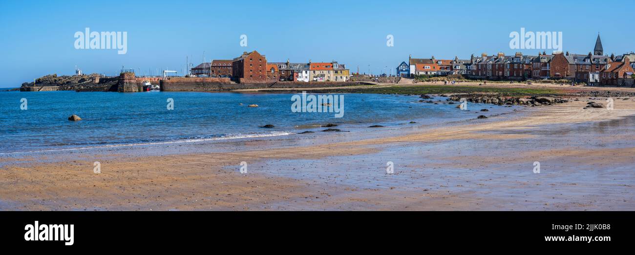 Panoramablick über den West Bay Beach zum North Berwick Harbour in East Lothian, Schottland, Großbritannien Stockfoto