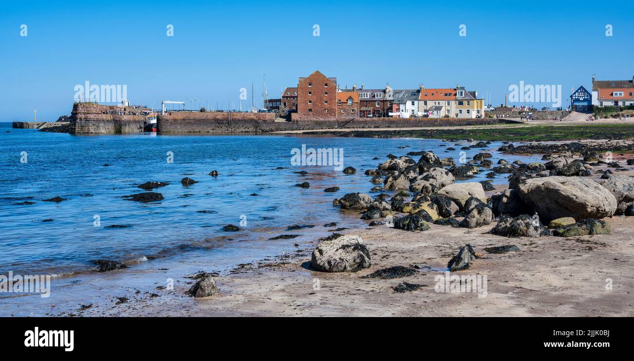 Blick über den West Bay Beach zum Hafen von North Berwick und der Stadt in East Lothian, Schottland, Großbritannien Stockfoto