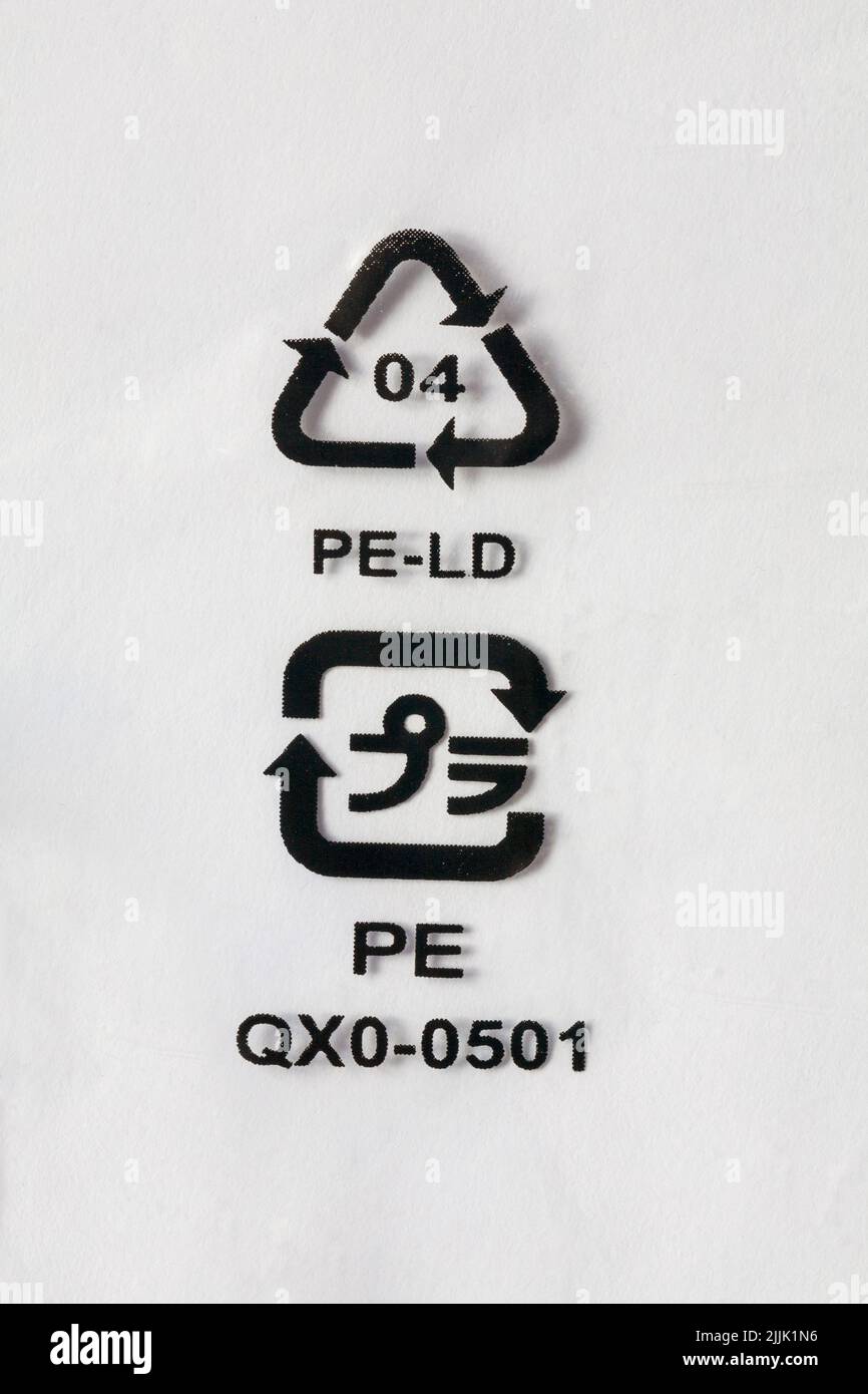 PE-LD 04 PE QXO-0501 PE-LD Polyethylen niedriger Dichte 4 Stempel auf Plastikbeutelverpackung - Recycling-Symbole auf Plastikbeutel Stockfoto