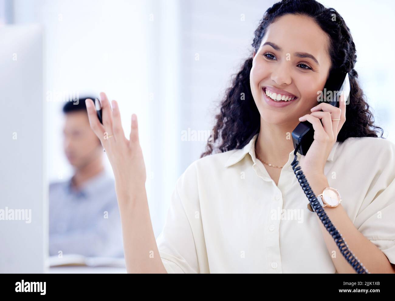 Das Verkaufen ist ihre Stärke. Eine junge Geschäftsfrau, die am Telefon spricht, während sie im Büro arbeitet. Stockfoto