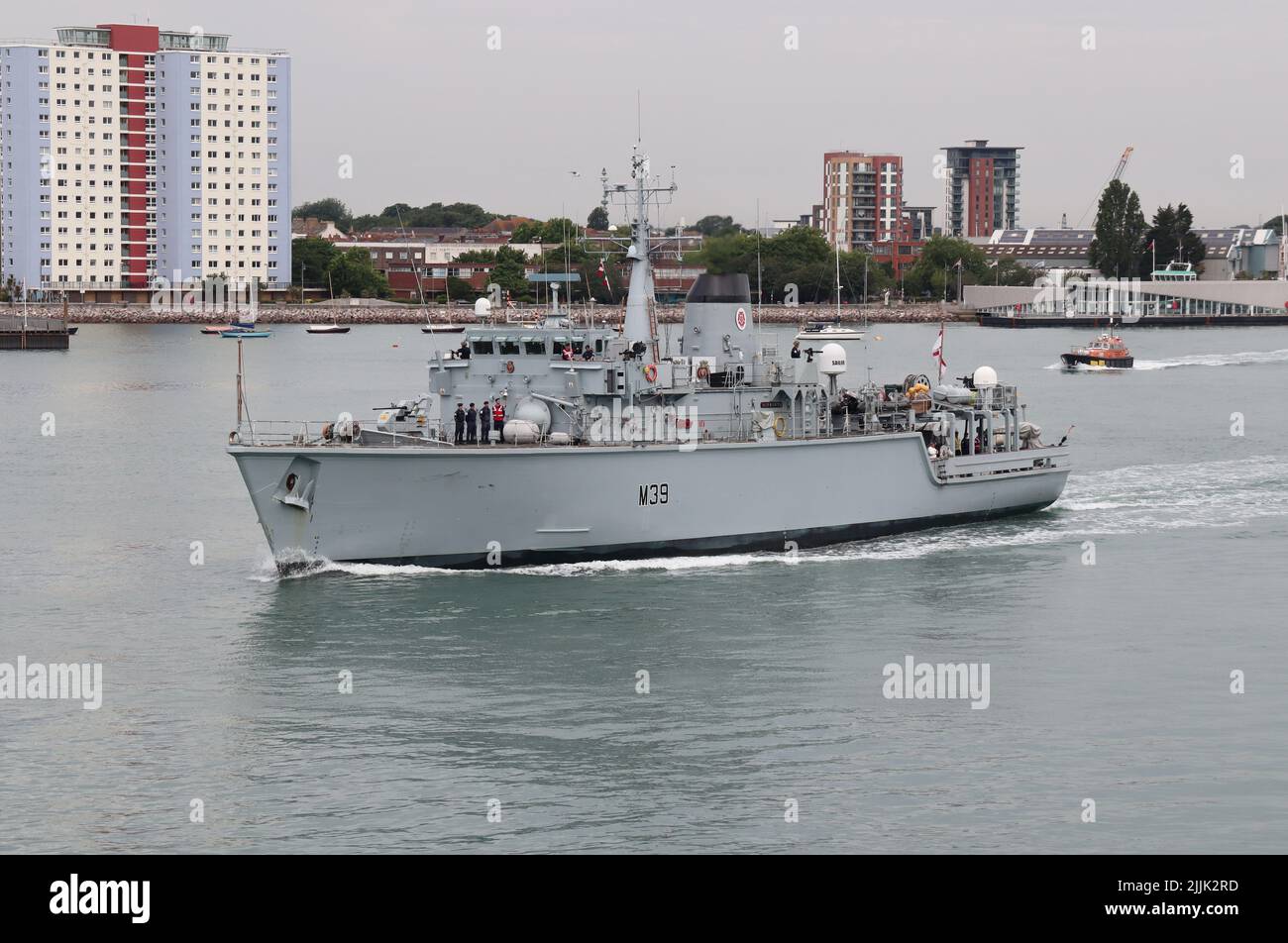 Der Minenzähler der Royal Navy Hunt Class misst das Schiff HMS HURWORTH, das den Hafen verlässt Stockfoto
