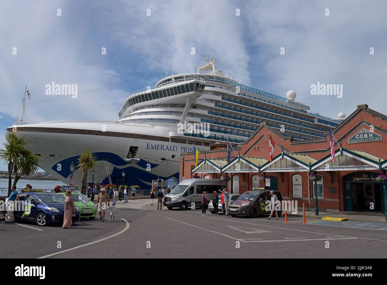 Das Schiff der Emerald Princess liegt am Heritage Center in Cobh, dem letzten Hafen der Titanic, County Cork, Irland, Juli 2022 Stockfoto