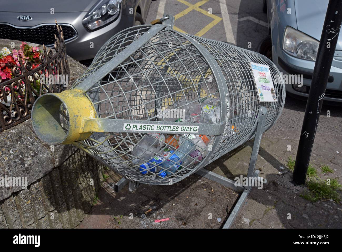 Ein flaschenförmiger Gitterkäfig zum Sammeln von Plastikflaschen zum Recycling, Cobh, County Cork, Irland. Juli 20222 Stockfoto