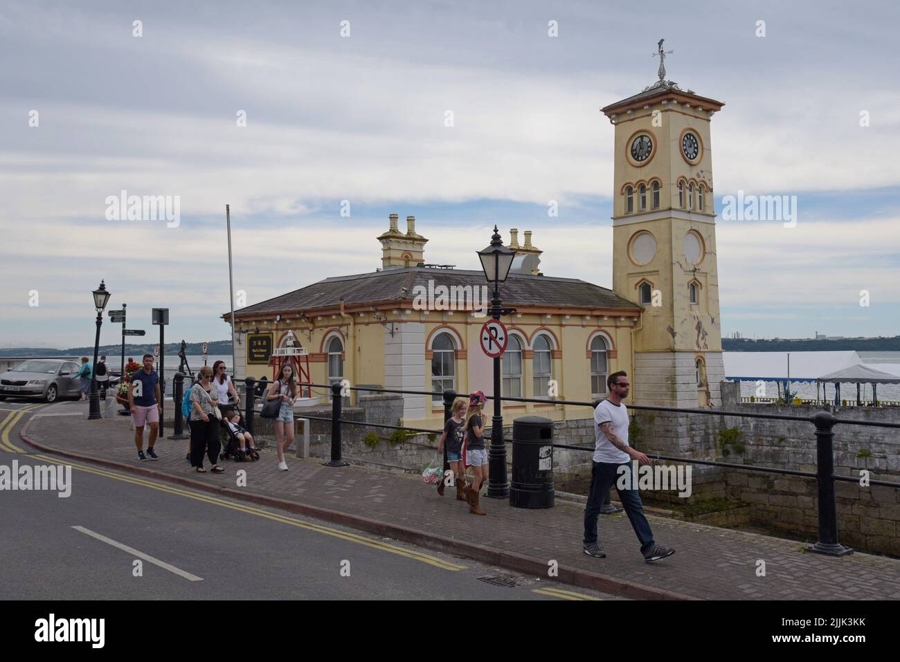 Das alte Rathaus, an der Hafenmauer und am Meer in Cobh, County Cork, Irland Stockfoto