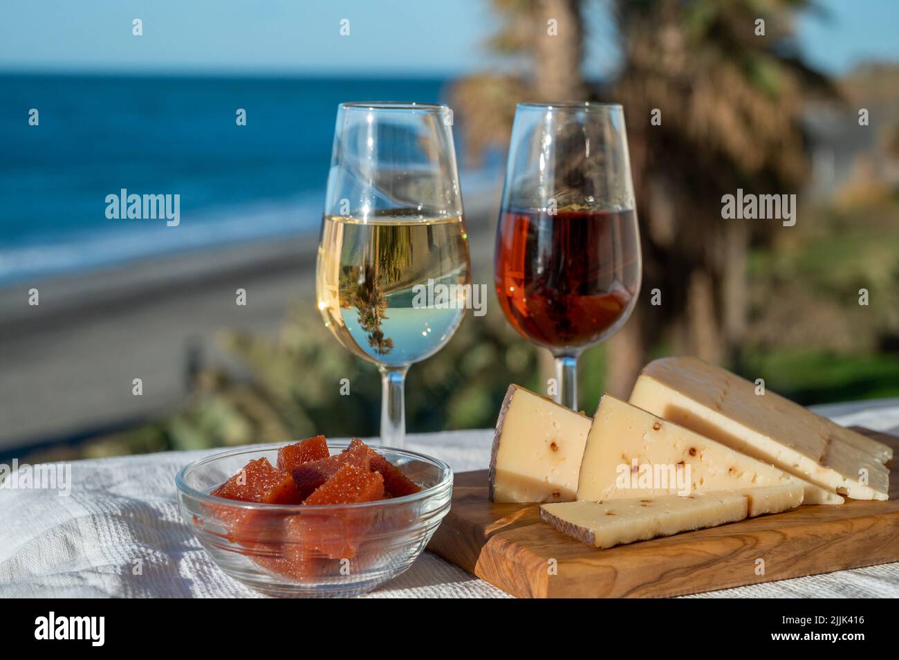 Spanischer harter andalusischer Käse gefüllt mit süßem Sherry, serviert ...