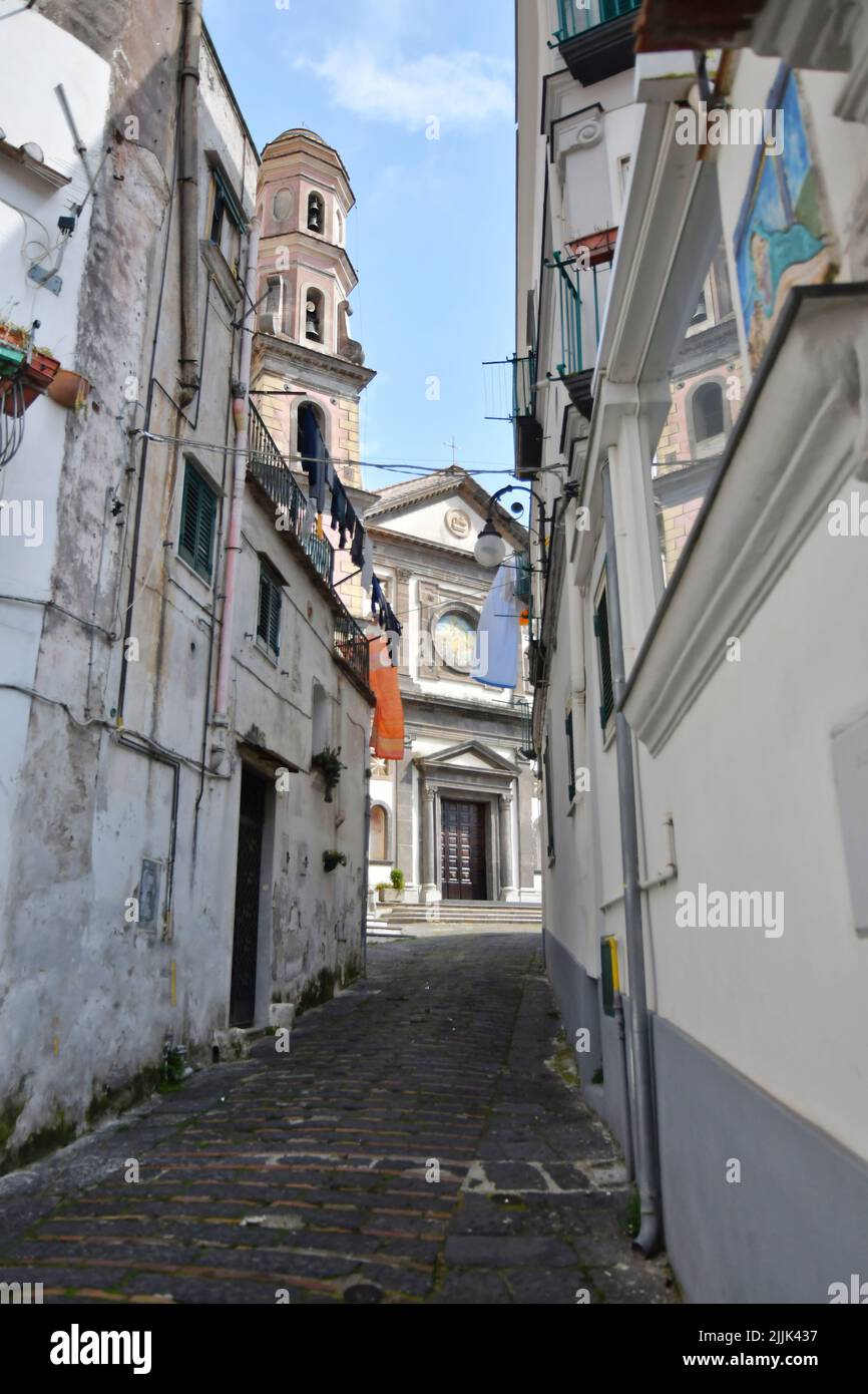 Eine vertikale Aufnahme einer alten, schmalen Straße, die zur Kirche des heiligen Johannes des Täufers in Vietri sul Mare, Italien führt Stockfoto