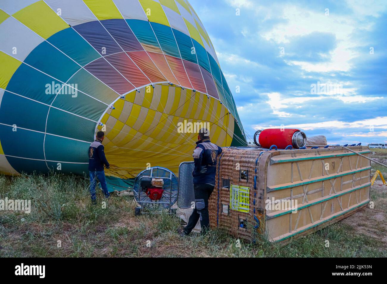 GOREME/TÜRKEI - 26. Juni 2022: Männer blasen den Ballon auf, um sich auf den Touristenflug vorzubereiten. Türkei. Stockfoto