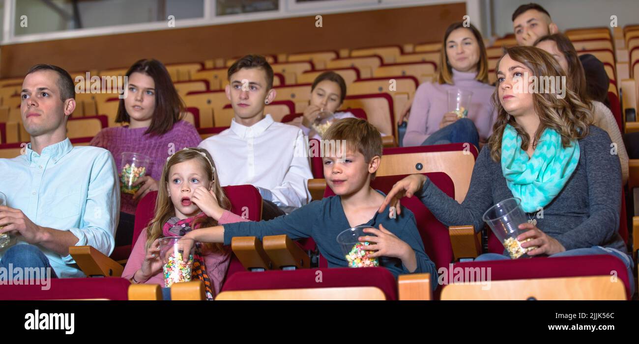 Anzahl der Menschen, die Filmvorführungen und Popcorn genießen Stockfoto