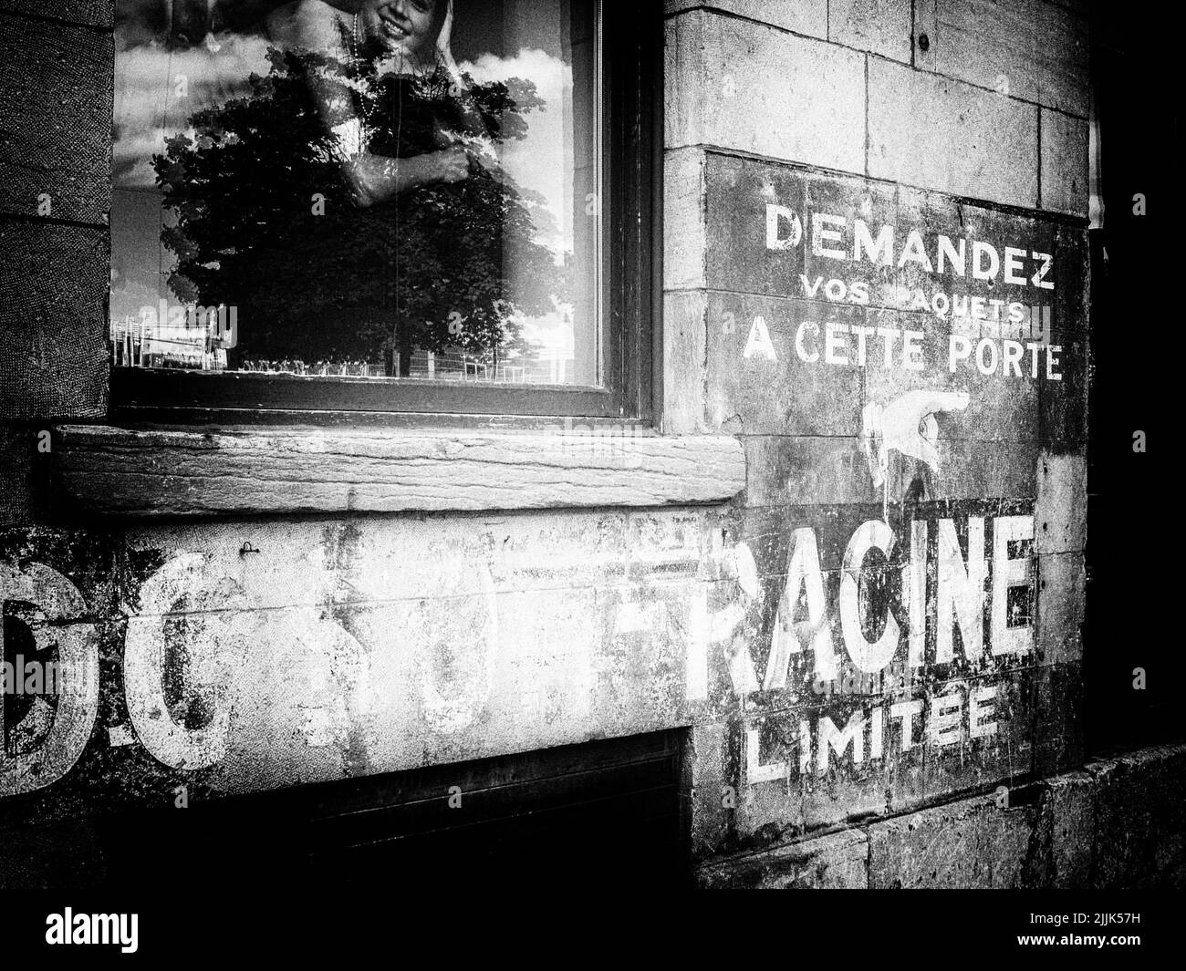 Die Wandkunst in Montreal mit Reflexionen in Schwarz und Weiß Stockfoto