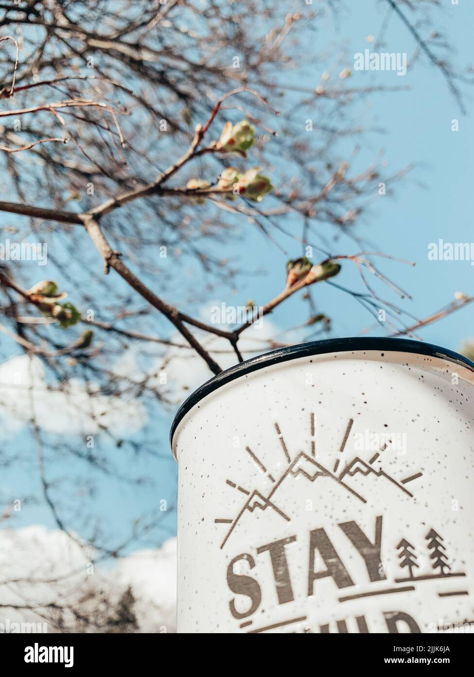 Ein vertikales Bild mit flachem Fokus von einem emaillierten Becher Stockfoto