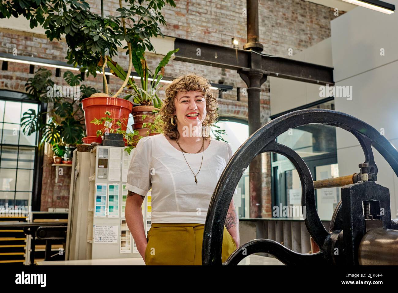 Edinburgh Schottland, Großbritannien 27. Juli 2022. Art Festival Director Kim McAleese bei Edinburgh Printmakers, Castle Mills für die offizielle Eröffnung des Edinburgh Art Festivals. Credit sst/alamy live News Stockfoto