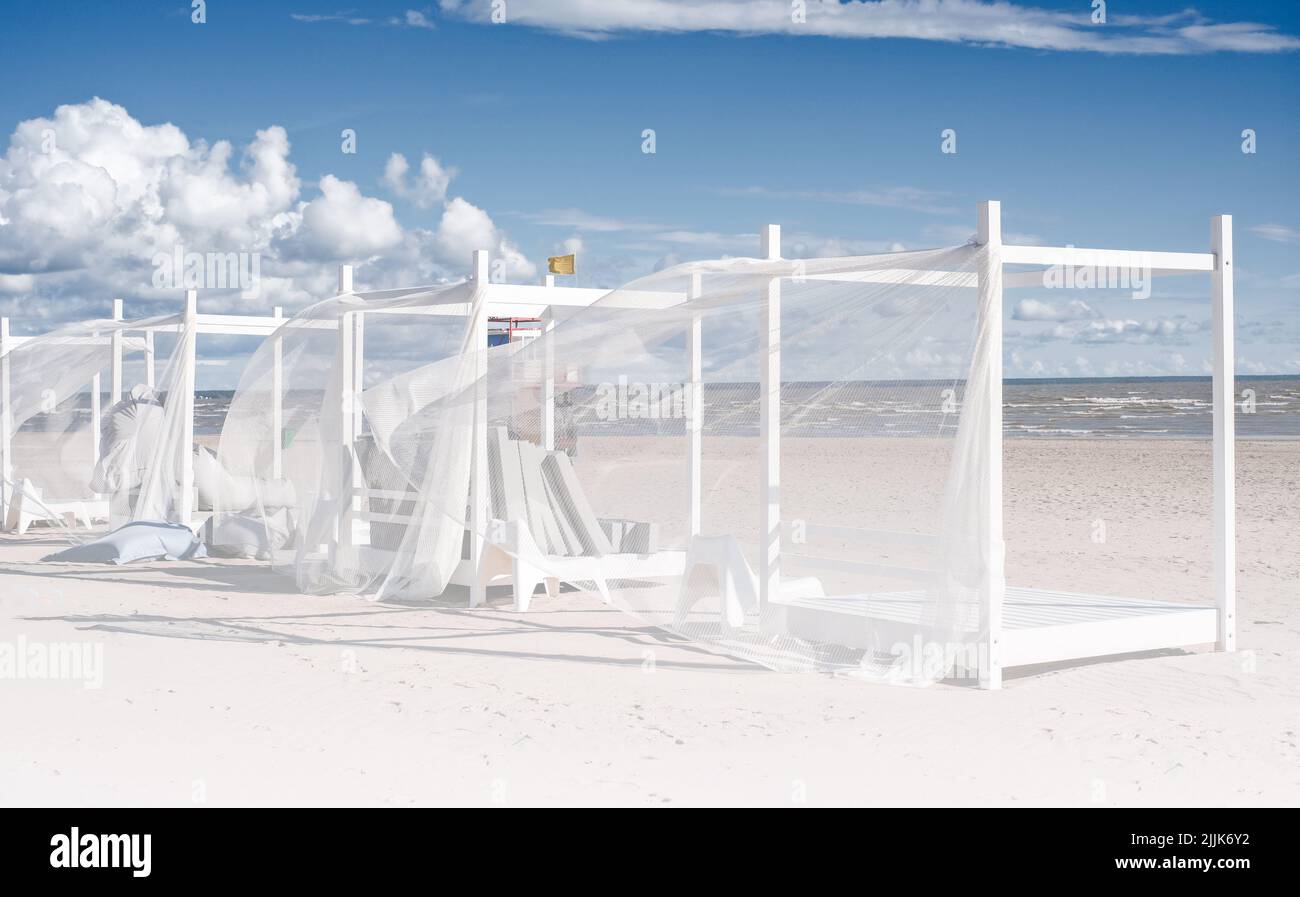 Strandbungalows am Meer an einem klaren, sonnigen, windigen Tag. Urlaub und Tourismus Konzept Stockfoto