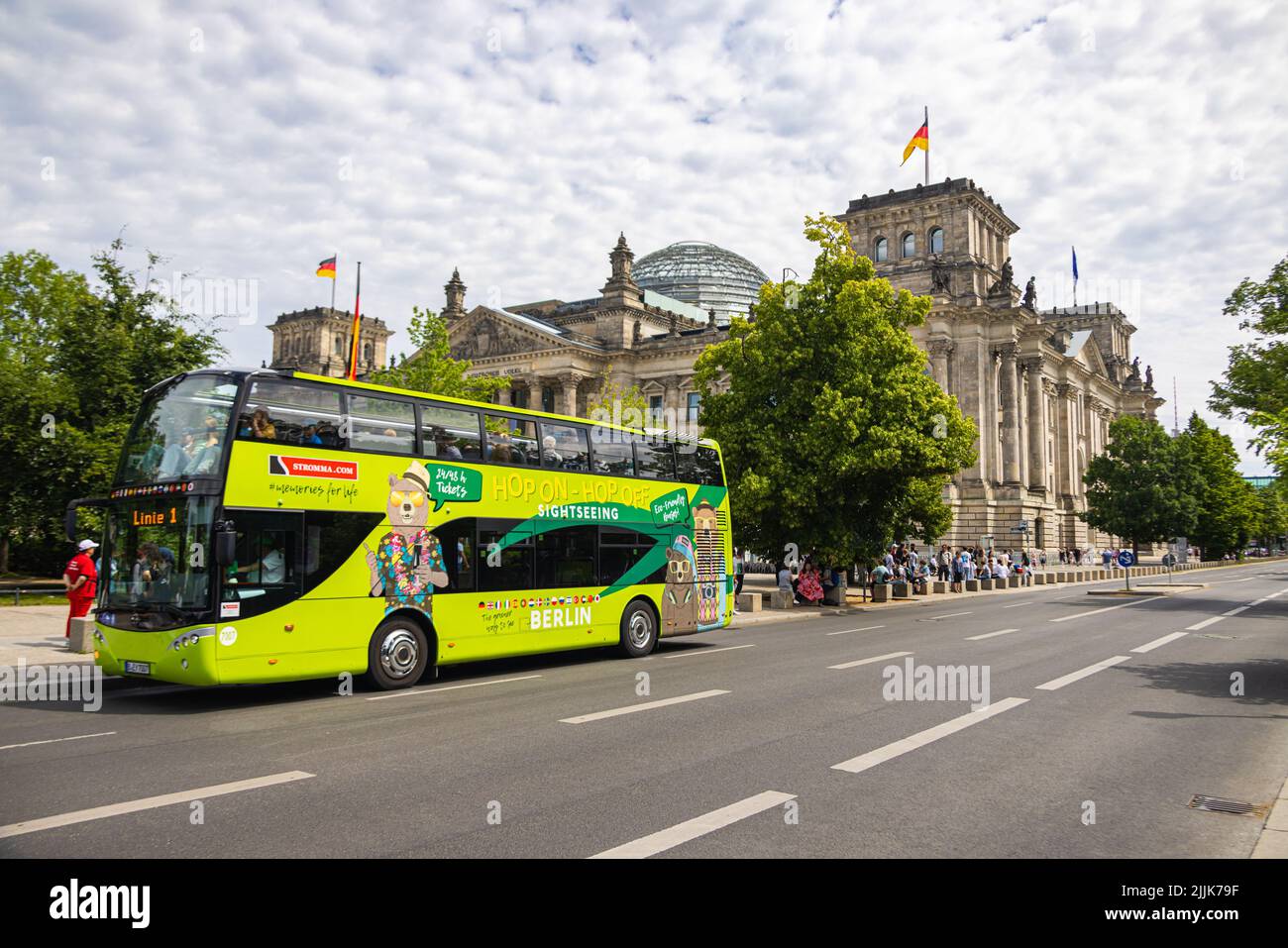 Berlin, Deutschland - 29. Juni 2022: Touristenbus steht vor dem Reichstag oder Bundestag und bringt Touristen auf Tour. Die Hop-on-Hop-off-Busse sind ein Pop Stockfoto