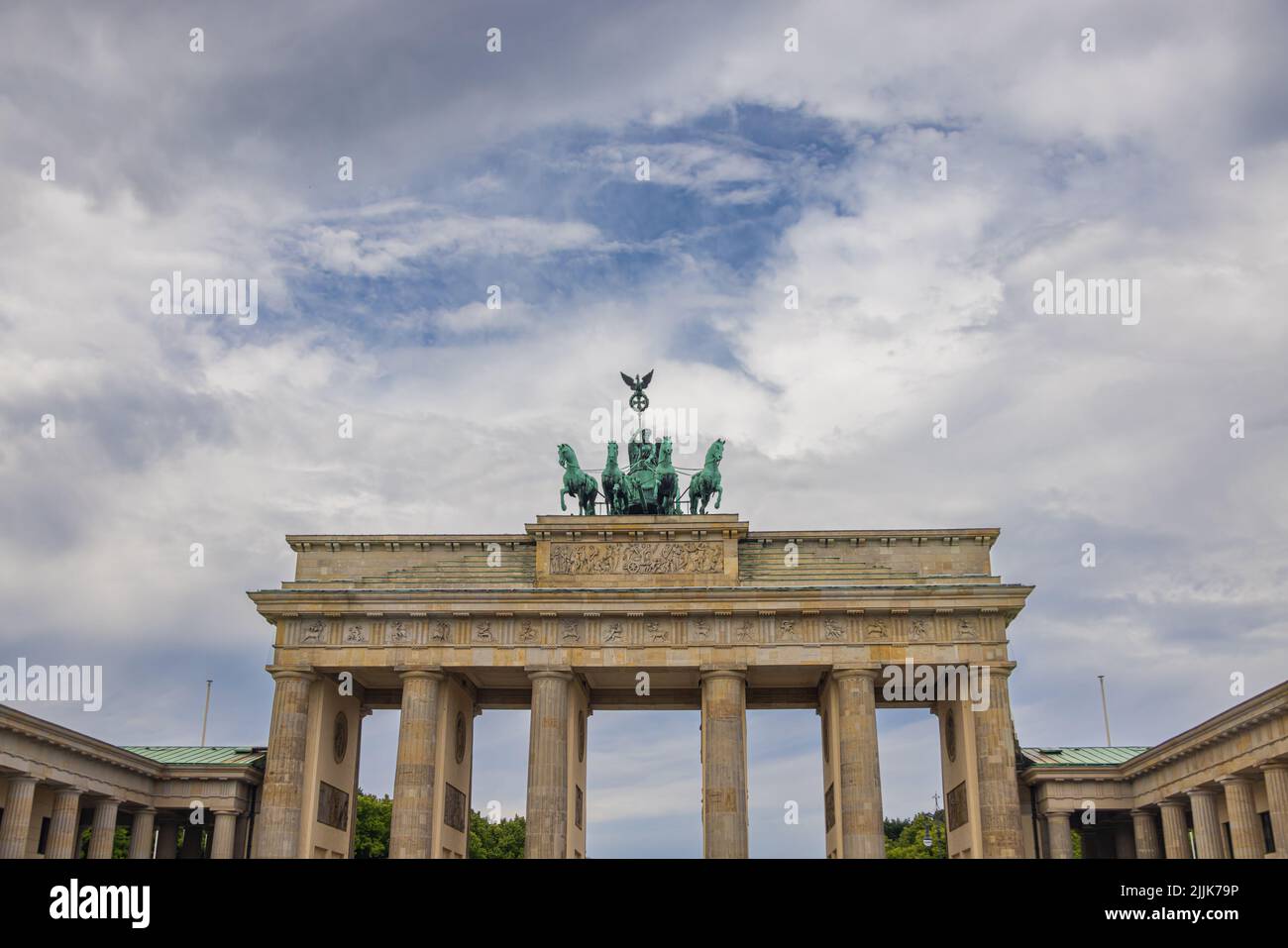 Berlin, Deutschland - 29. Juni 2022: Das Brandenburger Tor am Pariser Platz. Touristen versammeln sich auf dem Platz, um das beste Foto zu machen Stockfoto