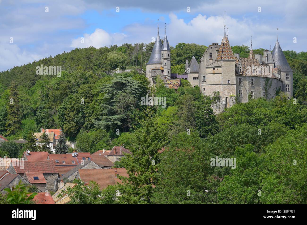 Das Chateau de La Rochepot oberhalb des Dorfes La Rochepot (Cote d'Or) FR Stockfoto