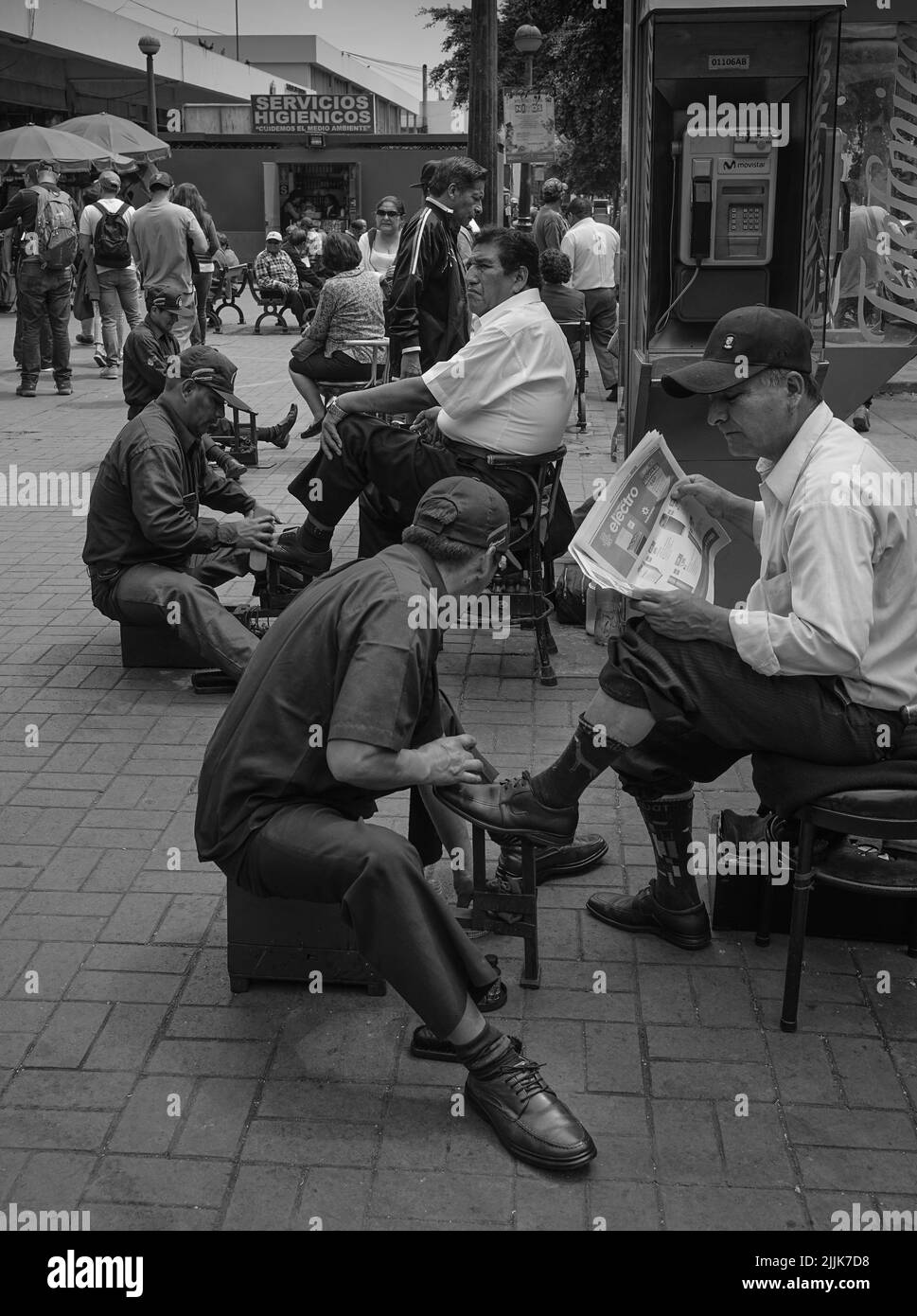 Eine Nahaufnahme einer versetzten Polierreihe außerhalb des Mercado Central in Lima, Peru Stockfoto
