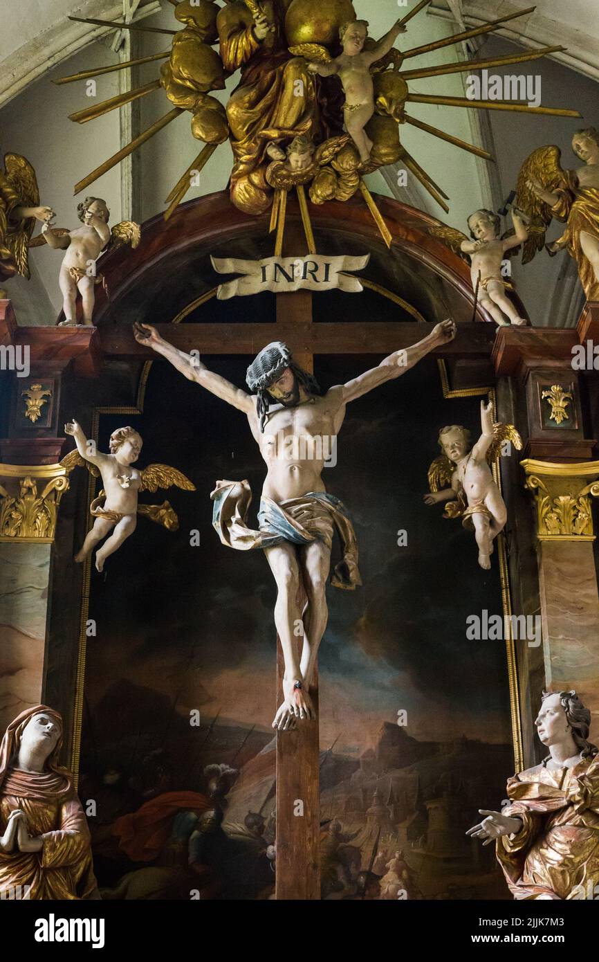 WEISSENKIRCHEN, ÖSTERREICH - 13. MAI 2019: Es handelt sich um ein Kruzifix über dem Altar in der alten Barockkirche Mariä Himmelfahrt. Stockfoto