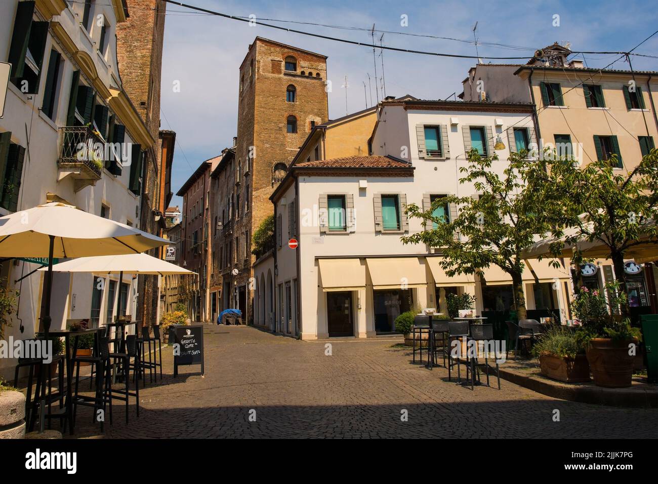 Treviso, Italien - 23.. Juli 2022. Der historische Piazza Pola im historischen Zentrum von Treviso, Venetien, Italien. Blick Richtung Via Paris Bordone Stockfoto