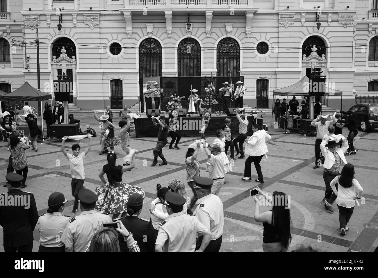 Nahaufnahme von Menschen, die einen traditionellen Tanz auf der Plaza Sotomayor, Valparaiso, Chile, tanzen Stockfoto