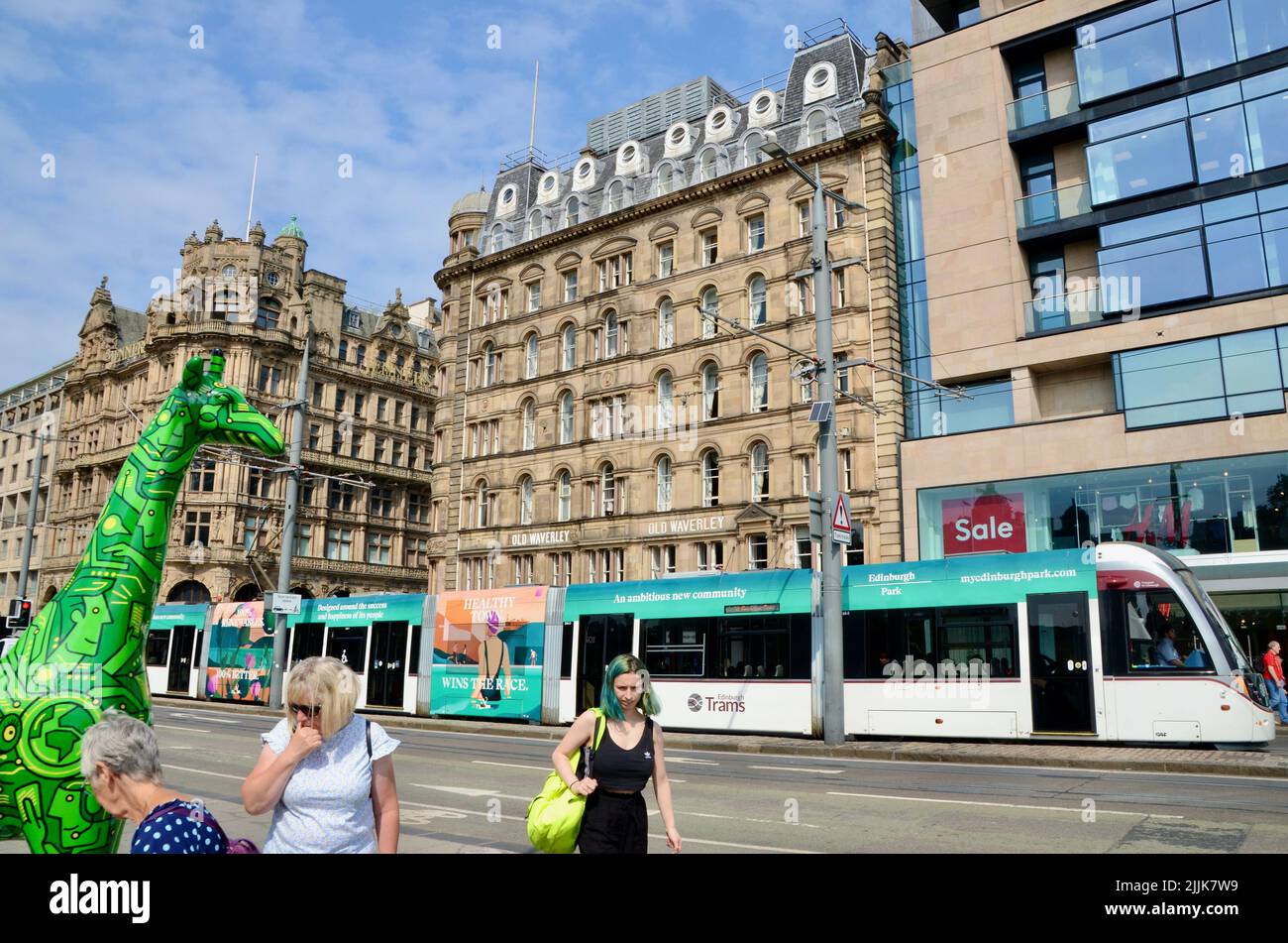 Straßenbahn in der Nähe der waverley Station in edinburgh Royal Mile scotland im Sommer 2022 Großbritannien Stockfoto