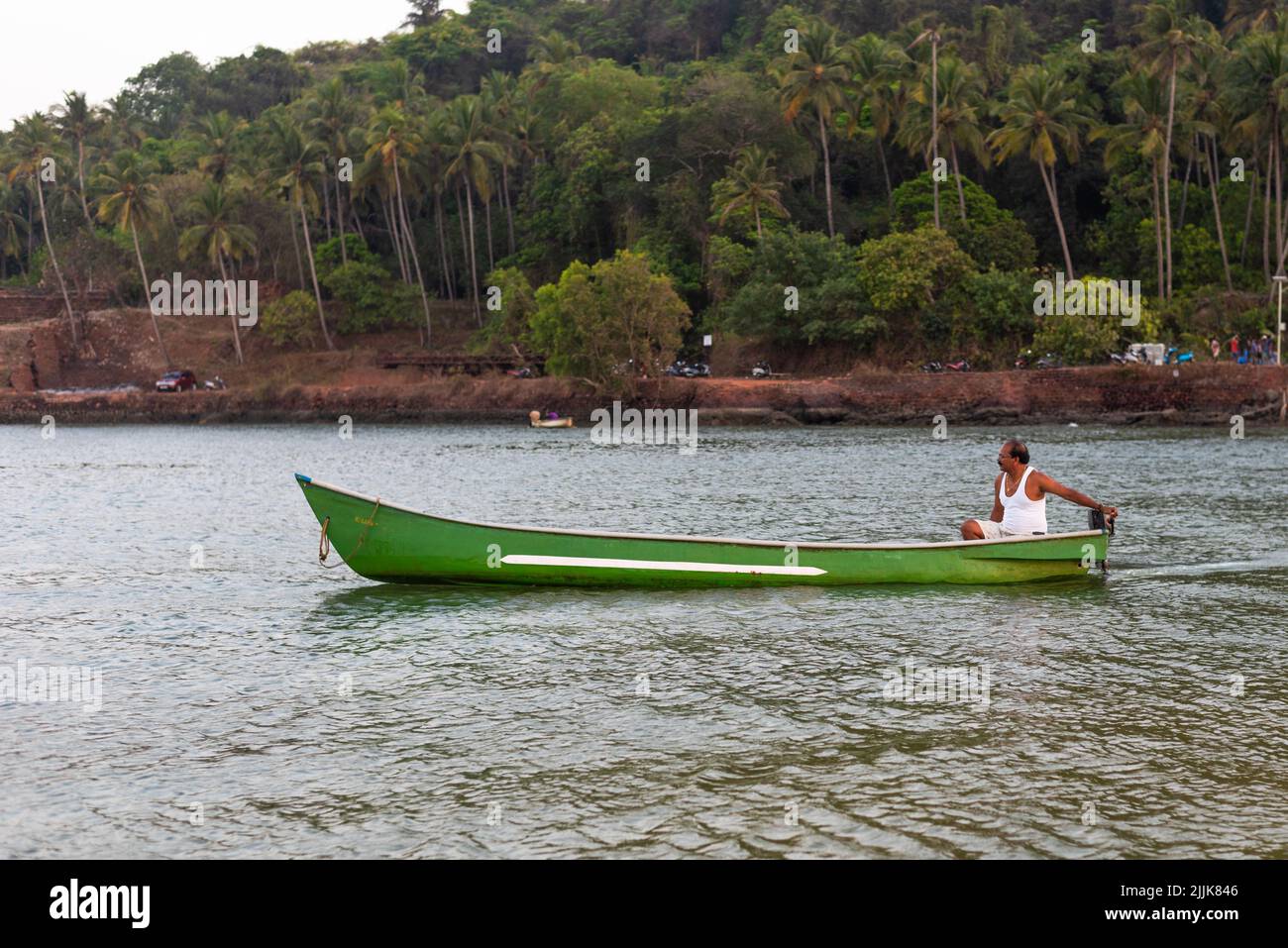 Ein einheimischer indischer Fischer in einem Boot im Dorf Betul, Salcete, Goa, Indien Stockfoto