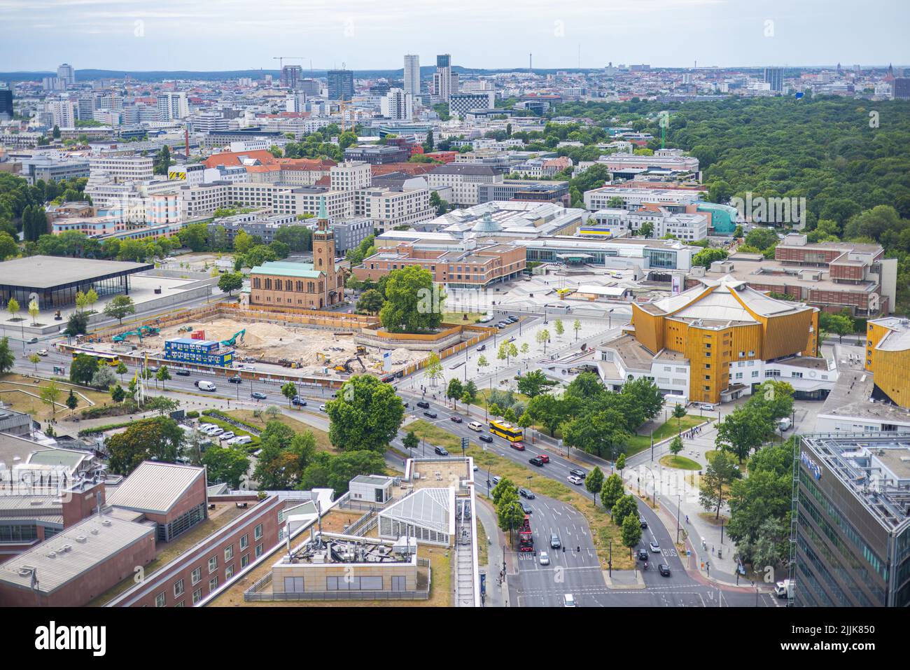 Berlin, Deutschland - 29. Juni 2022: Luftbild der deutschen Hauptstadt. Aufgenommen vom Kollhoff-Turm am Potsdamer Platz. Stadt erstreckt sich weit b Stockfoto