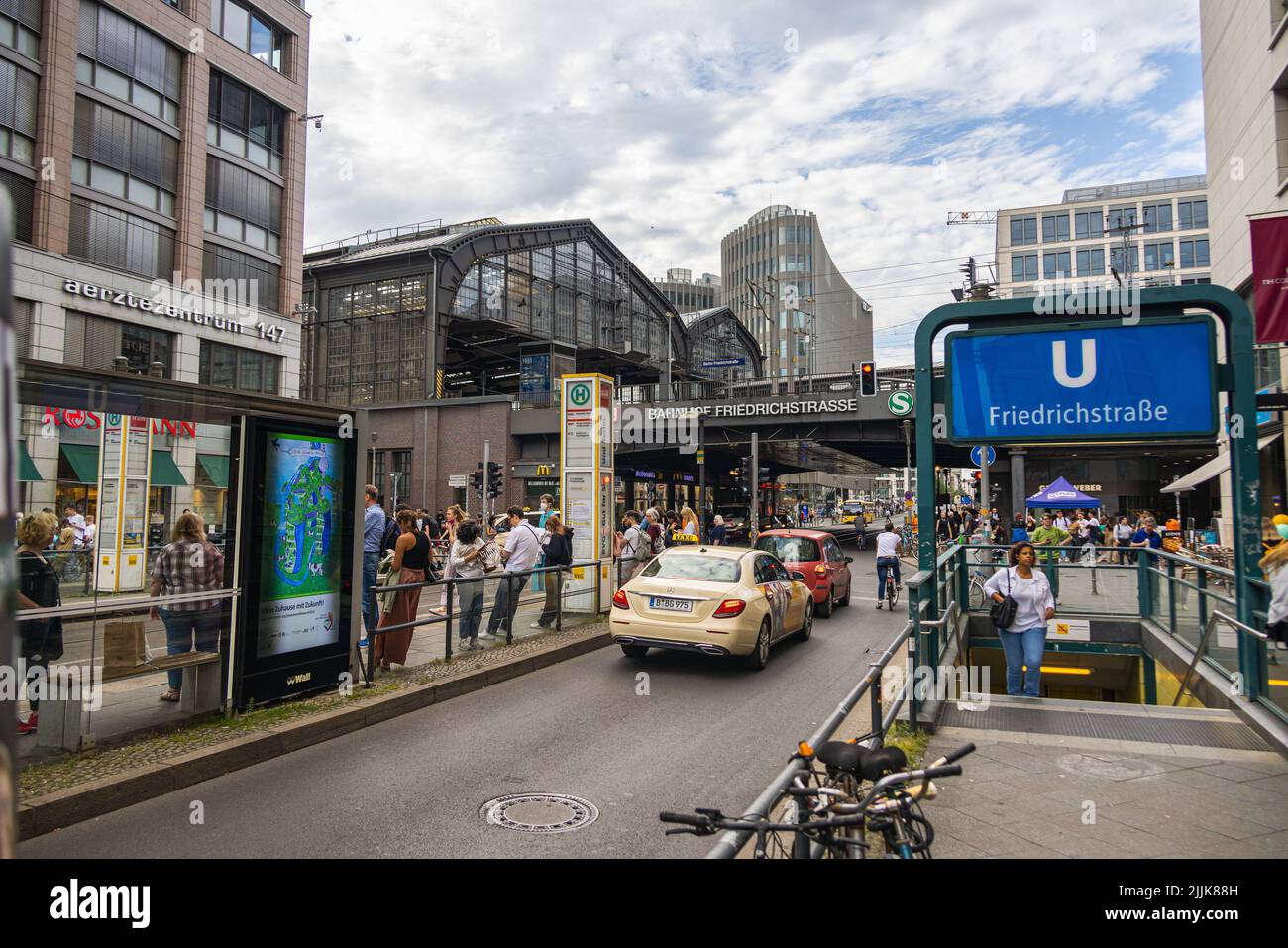 Berlin, Deutschland - 29. Juni 2022: Bahnhof Berlin Friedrichstraße mit der Treppe zur U-Bahn oder U-Bahn-Station. Geschäftiges Hotel in Ostberlin. Peop Stockfoto