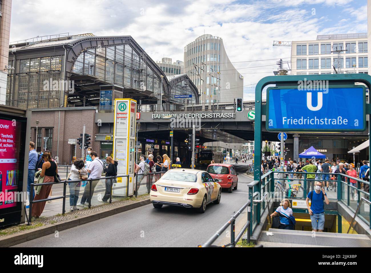 Berlin, Deutschland - 29. Juni 2022: Bahnhof Berlin Friedrichstraße mit der Treppe zur U-Bahn oder U-Bahn-Station. Geschäftiges Hotel in Ostberlin. Peop Stockfoto