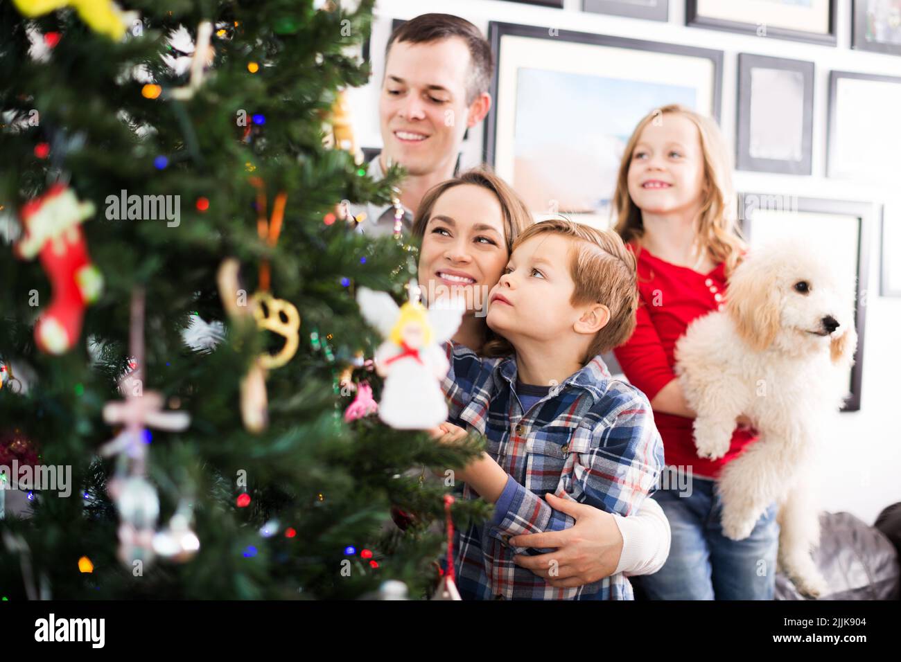 Familie schmücken Weihnachtsbaum Stockfoto