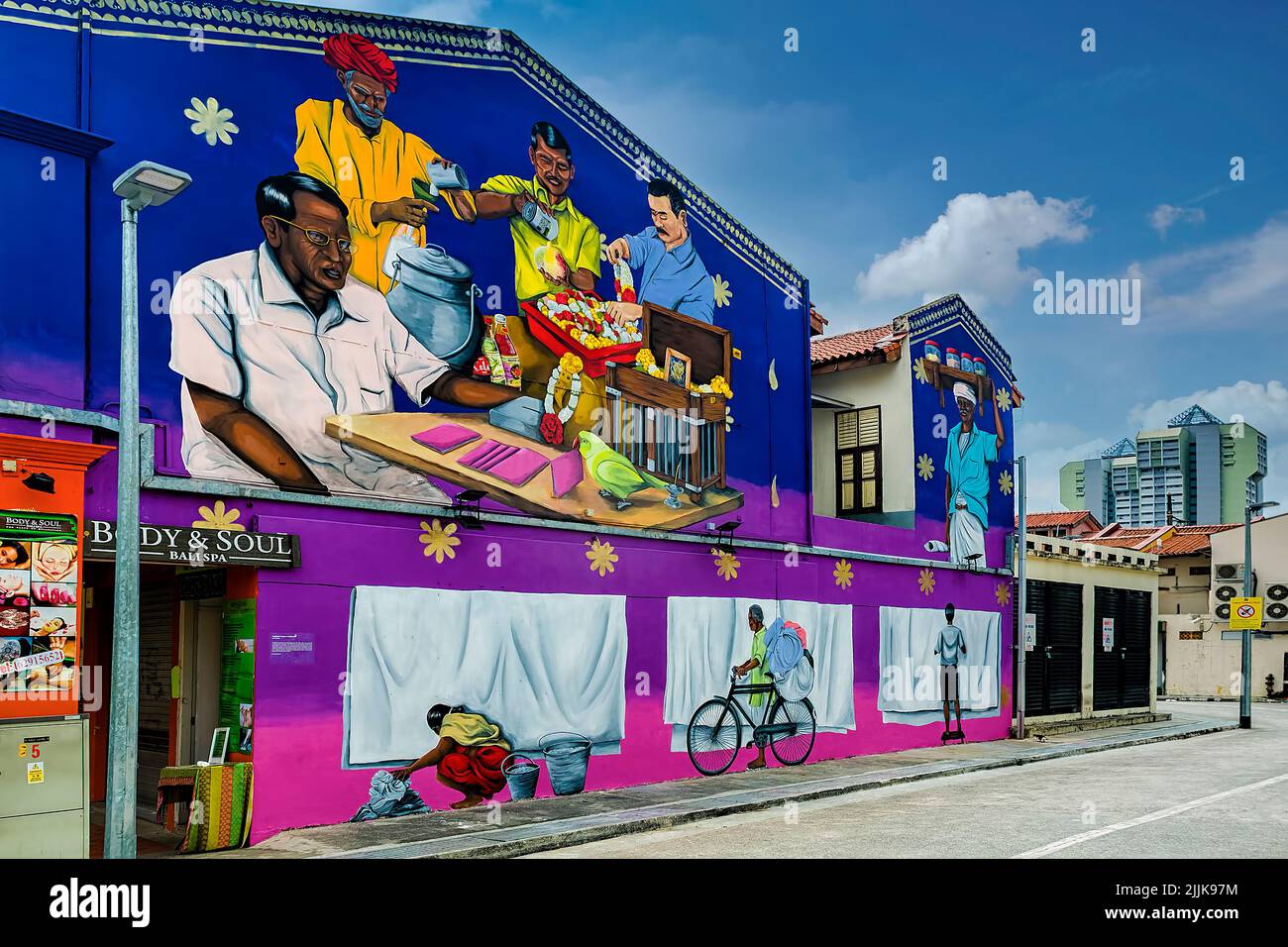 Buntes Wandgemälde auf einem Haus in „Little India“, Singapur Stockfoto