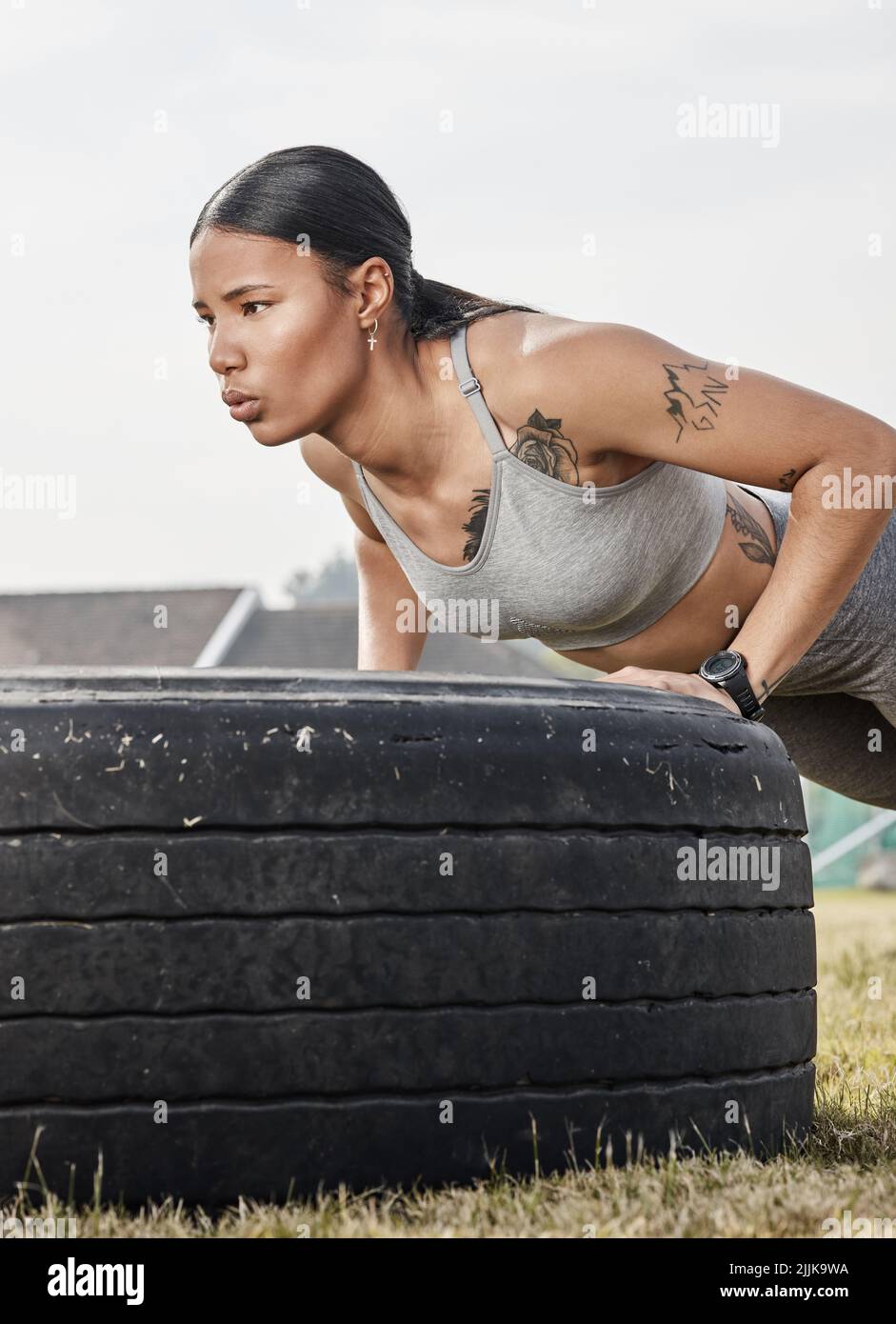 Ich bin stark. Im-fähig. Ich bin würdig. Eine athletische junge Frau, die im Freien trainiert. Stockfoto