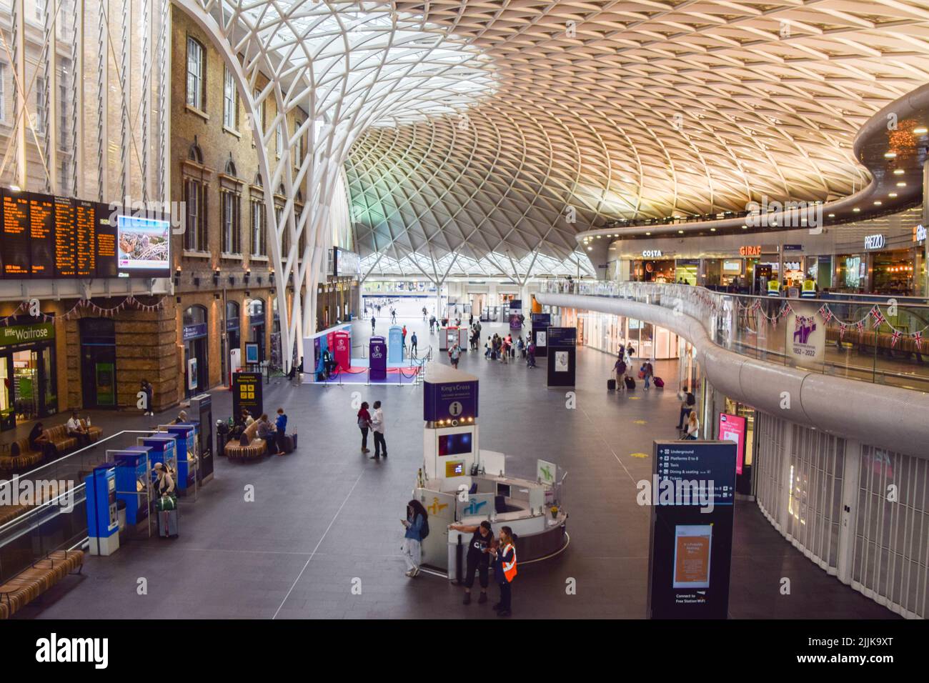 London, Großbritannien. 27.. Juli 2022. Ein ruhigerer als der normale King's Cross Bahnhof, da der nationale Eisenbahnstreik über Lohn- und Arbeitsbedingungen Großbritannien trifft. Kredit: Vuk Valcic/Alamy Live Nachrichten Stockfoto