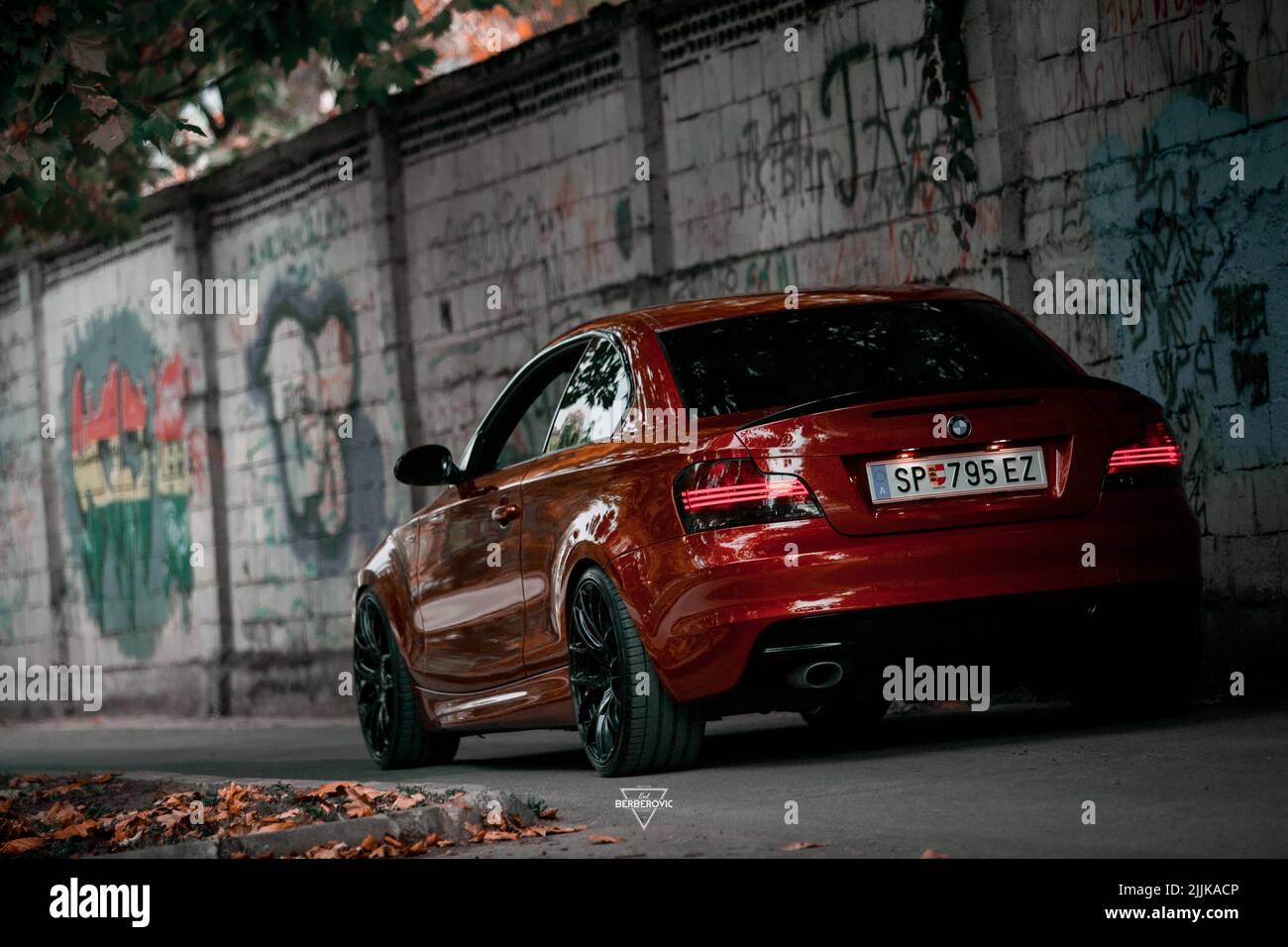 Ein Luxus rot getunten und senkte Auto BMW auf der Straße geparkt Stockfoto