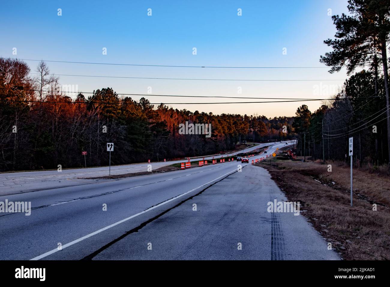 Augusta, GA USA - 01 31 21: Verkehr auf einer Landstraße mit Baukegel und Autos Stockfoto